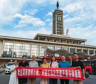 (图为万薇在长沙火车站的合照) (图为万薇在长沙火车站的合照)