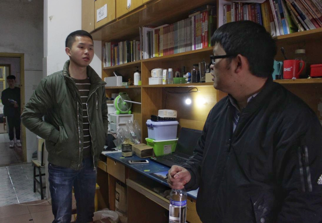 (图为领导慰问大四员工 龚轩 摄)