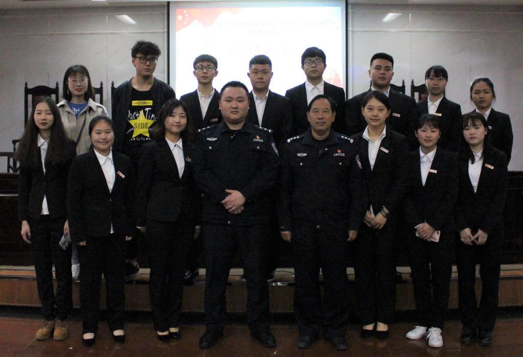 (图为普法维权讲座人员合照 何静 摄)