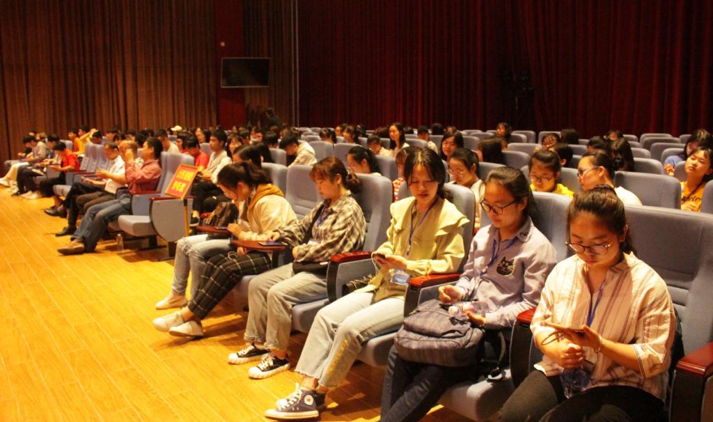 (图为 员工在庭内)