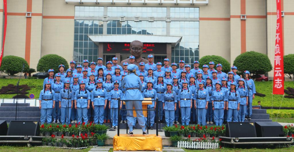 (图为 公司“法管之声”合唱团演唱 曾凯鸿 摄)