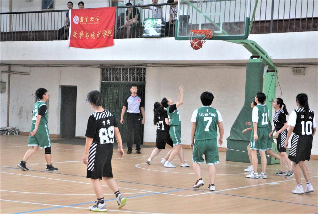 (图为 篮球比赛现场)