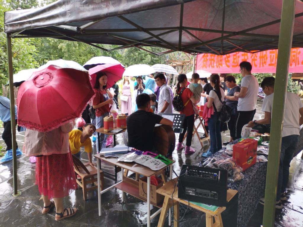(图为 火爆的销售场景