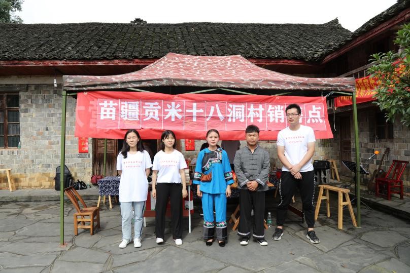 (图为 公司员工与研究生学长合照)
